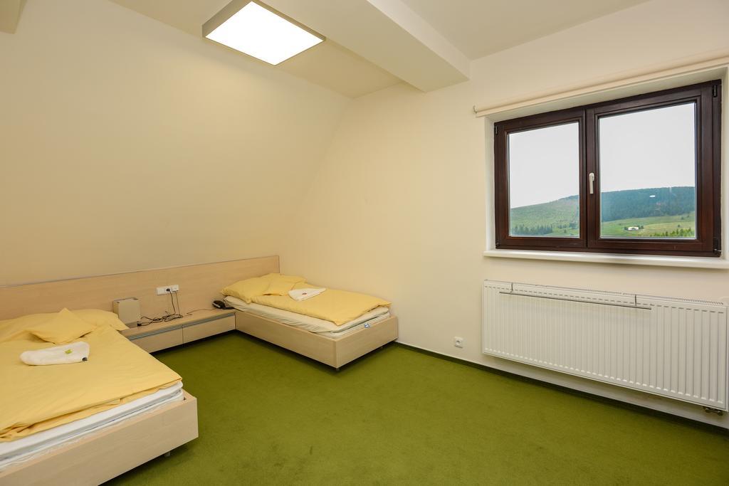 Horsky Hotel Friesovy Boudy Strážné Стая снимка